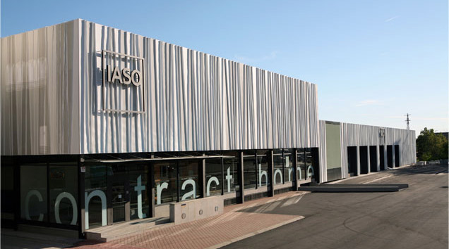 Fachada textil con logo de la sede central de iaso lleida