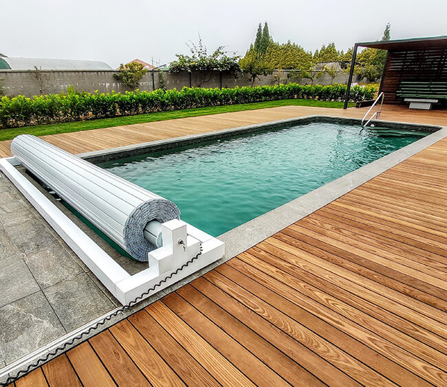 Cobertor de lamas en piscina interior
