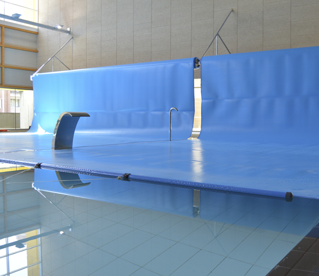 Cobertor de lamas en piscina interior