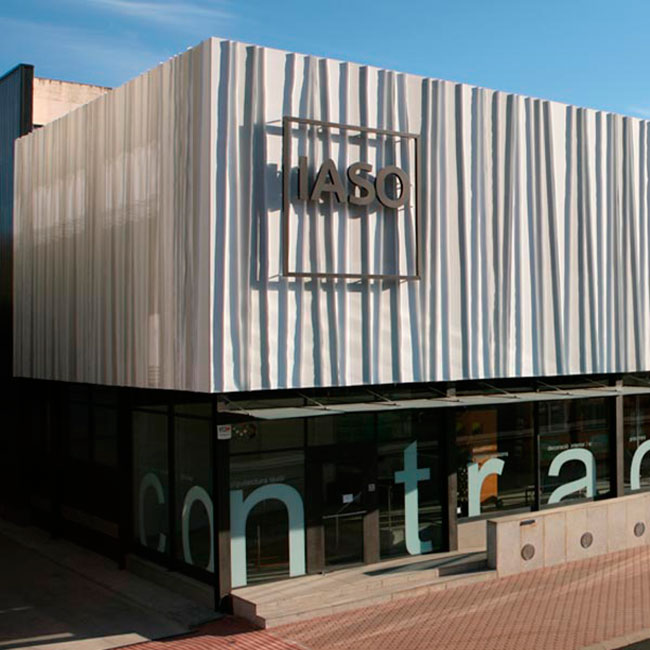 Fachada textil con logo de la sede central de iaso lleida