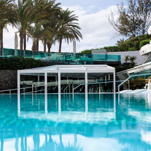Nian pergola in a hotel pool.