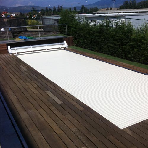 Cubierta de lamas Access en piscina con tarima de madera