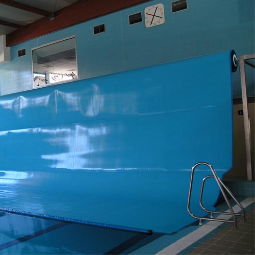 Instalación elevada de un enrollador para cobertores en piscina interior
