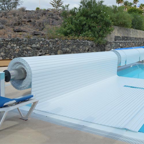 Instalación de un enrollador de lamas en piscina