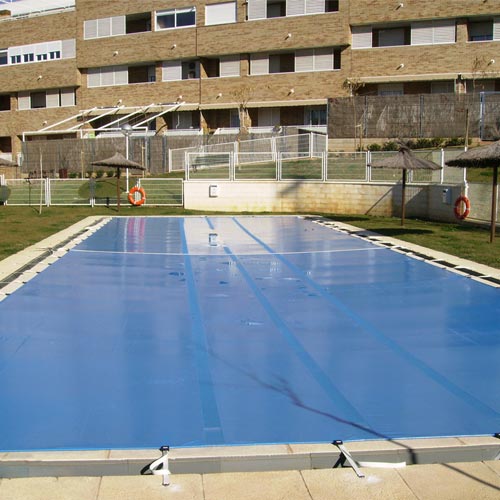 Terrasse de la piscine publique macro ancré Moorings