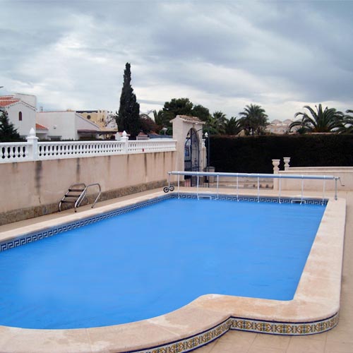Cobertor flotante térmico reforzado 415 en piscina privada