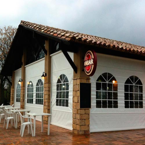 Toldo telon enrollable en bar
