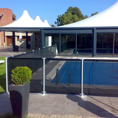 Valla de protección flash negra en piscina en jardín