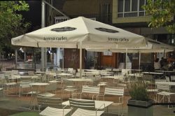Parasol bahia em um espaço público