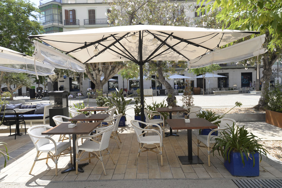 parasol Bahía no terraço de um restaurante