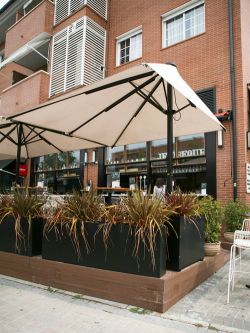 Parasol Indus no restaurante Jeribeque em Madrid.