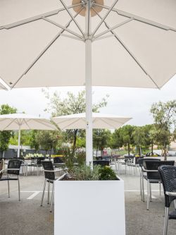 Parasol Bahía aberto no terraço de um restaurante