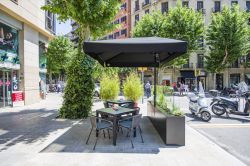 Parasol ibiza of profile with jardinera in terrace of bar