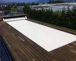 Cubierta de lamas Access en piscina con tarima de madera