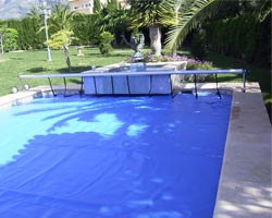 Enrollador basic móvil con ruedas en piscina