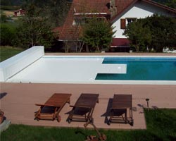 Slatted box cover in pool