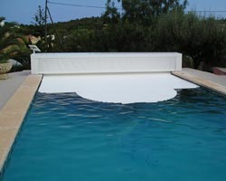Cubierta de lamas box encofrada en piscina
