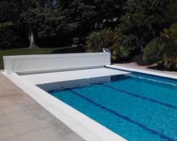 Cubierta de lamas box encofrada en piscina particular