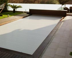 Cubierta de lamas box en piscina en jardín