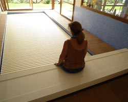 Cubierta de lamas box en piscina interior