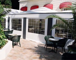 Toldo telon de enrolar no bar do terraço