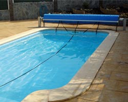 Cobertor deslizante de seguridad replegado en piscina