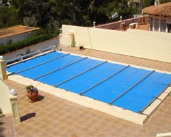 Cobertor deslizante de seguridad desplegado en piscina