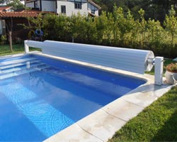 Cubierta de lamas element con enrollador en piscina
