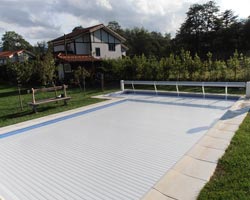 Cubierta de lamas element en piscina