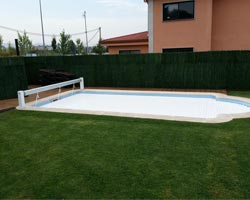 Cubierta de lamas element con enrollador en piscina