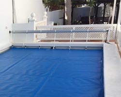 Enrollador de suelo con cobertor en piscina particular