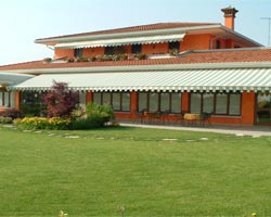 Awning eurosol 3020 in facade of house with garden