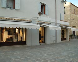 Awning eurosol 3020 in shop window
