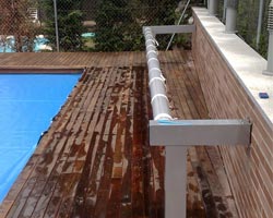 Instalación fija de un cobertor desplegado en piscina privada