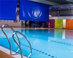 Instalación elevada de un enrollador para cobertores de piscina pública