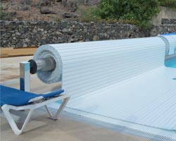 Instalación de un enrollador de lamas en piscina