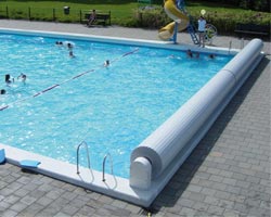 Instalación de un enrollador de lamas en piscina de un cámping