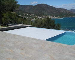 Cubierta de lamas Loft en piscina con vistas al mar y montaña