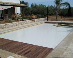 Cubierta de lamas Loft en piscina con jardín