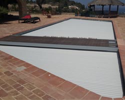 Cubierta de lamas Loft en piscina con tarima
