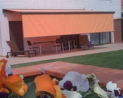 Abas toldo laranja Ma6000 frente vertical no jardim