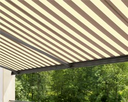Toldo Ma6000 no terraço com mesa de jantar