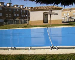 Macro Deck with moorings in pool