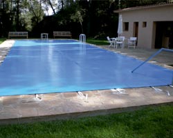 Macrocubierta en piscina de cámping