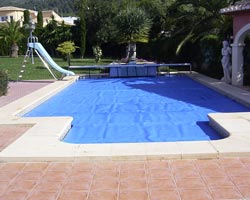 Floating thermal blanket in pool with slide
