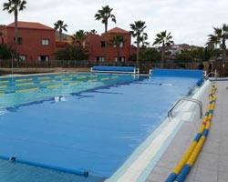 Instalación móvil de un cobertor desplegado en piscina