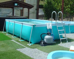 Piscina desmontable Nerea en jardín con bomba y escalera