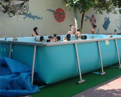 Piscina desmontable Nerea con niños en jardín