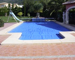 Cobertor flotante térmico normal 400 en piscina particular con tobogán