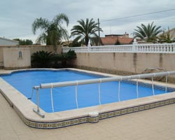 Cobertor flotante térmico normal 400 en piscina con rodillo